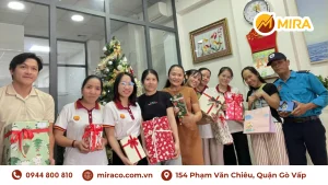 Các thành viên trong đại gia đình MIra tặng nhau những món quà bất ngờ 